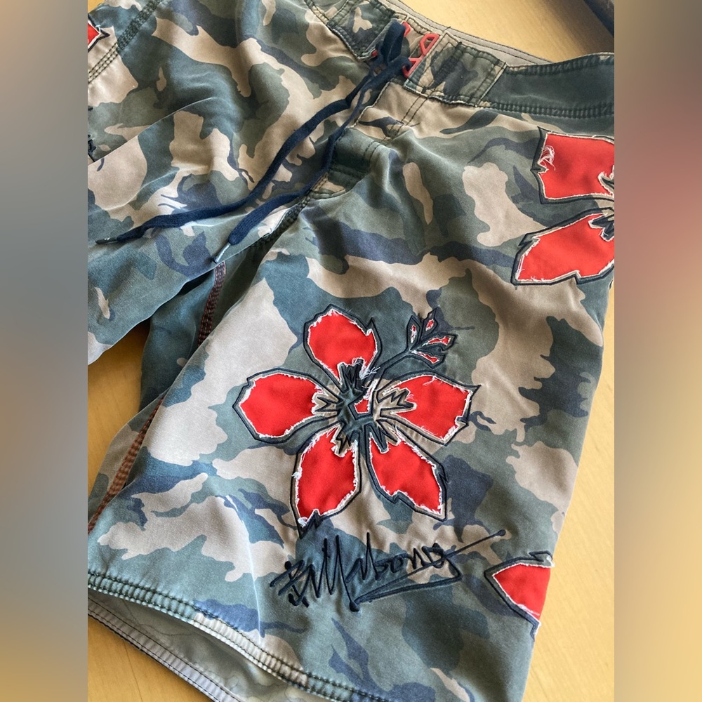 Billabong Men’s Camo/Hibiscus Boardshorts *NWOT*